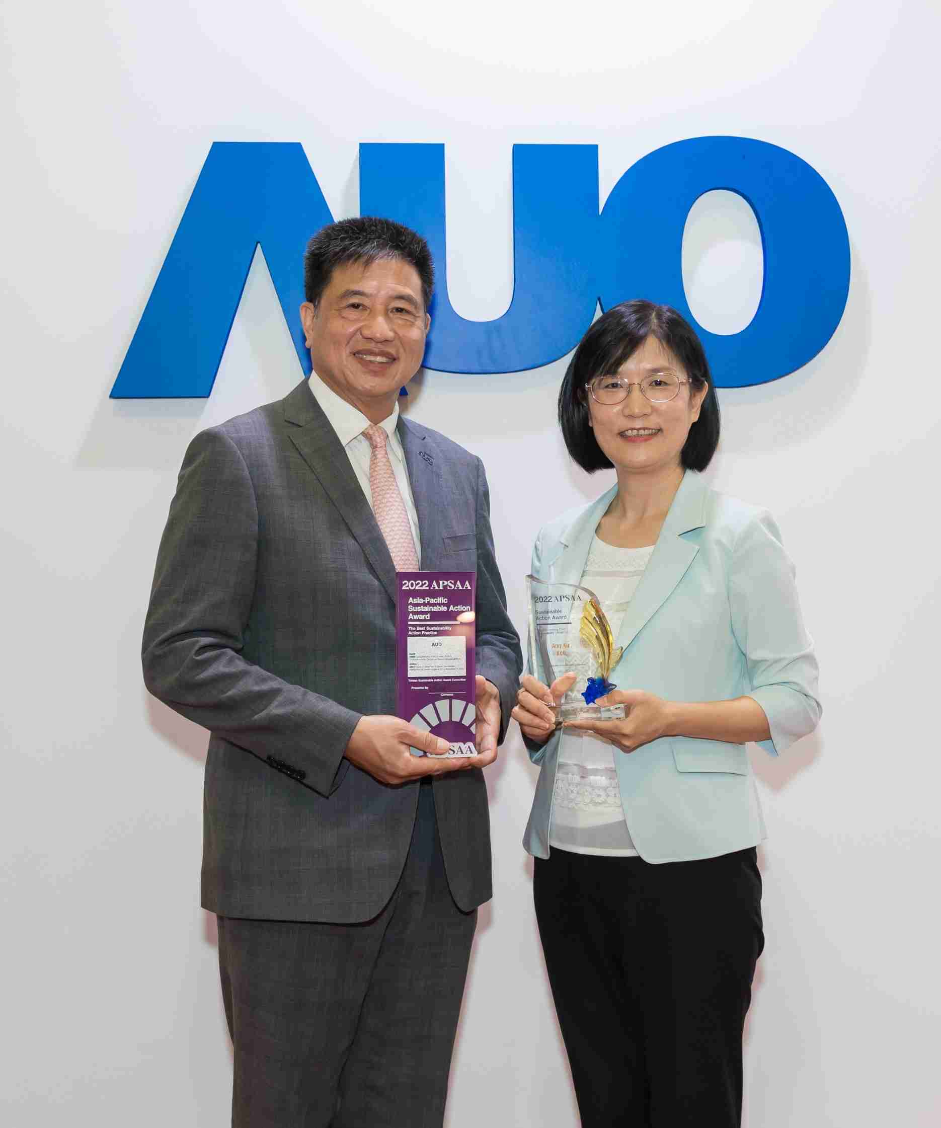 CG电子长期垫筑永续远景的基石，，，，透过ESG暨气候委员会逐步实践永续策略蓝图。。。其中，，，，CG电子光电永续长古秀华带领团队、、、、制定中长期目标，，，缔造多面向亮眼表现，，，，获得「顶尖永续长奖」的个人奖殊荣（左：CG电子光电董事长暨执行长彭双浪，，右：CG电子光电永续长古秀华）