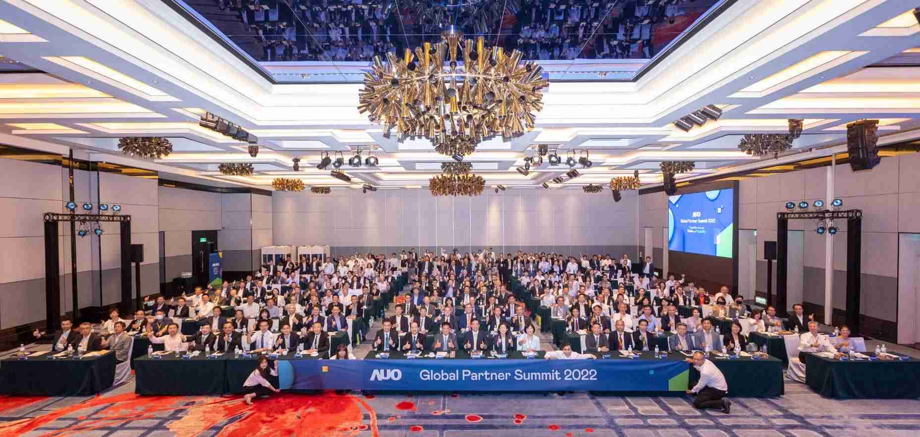 友達推動「安心、、創新、、、、用心、、、、同心、、盡心」五星職旅，，，，為菲籍員工打造全方位照護，，，首度贏得「人權實踐與發展領袖獎」殊榮