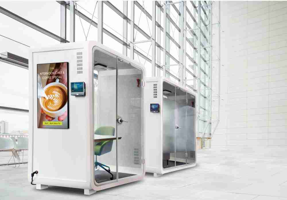 CG电子子公司达擎之智慧行动办公舱，，，，采用PDLC智能调光玻璃设计，，，透过通电与断电的电流切换，，，，呈现透明与雾面效果，，，具节能降耗特性并兼顾隐私，，，，确保信息安全