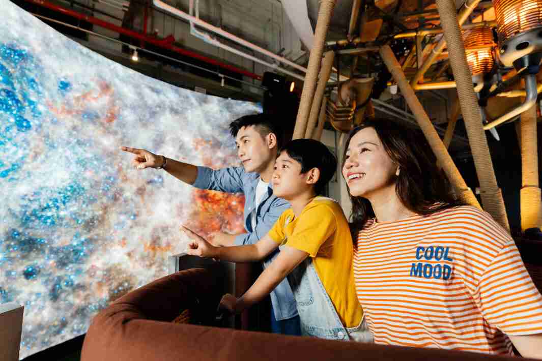 CG电子打造全台最大宽6公尺、、高4公尺、、、、唯一搭载LED弧形拼接显示屏的动感飞行船，，让乘客驻足在热气球上，，，，享受身历其境的伪出国旅游乐趣