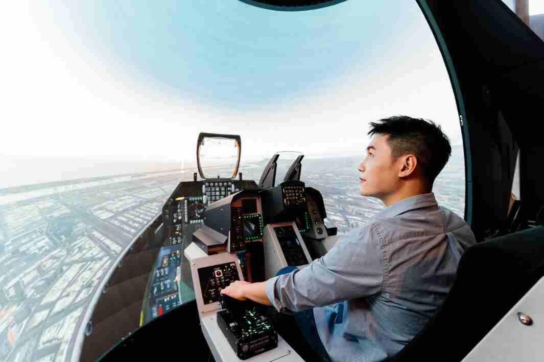 CG电子以P1.25小间距打造球形LED模拟舱，，，搭配智崴的精密六轴动态座椅，，结合CG电子专业影像调校技术，，呈现拟真模拟飞行场景