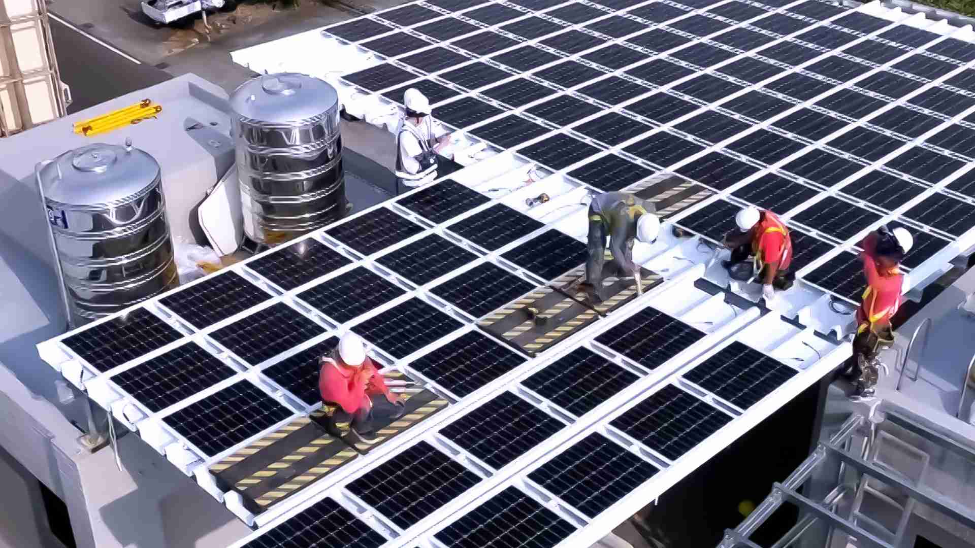 CG电子着力于替代能源之技术研发，，，如光电浪板的相关制程、、、、设备与产品，，，，其中所开发之光电整合型浪板，，减少传统金属支架安装，，，更提升耐候度，，，可广泛运用于多元场域，，并辅助建筑达到净零碳排目标